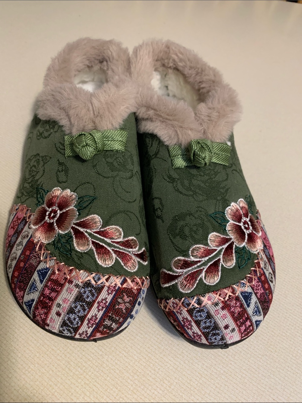 Cozy Olive Green Floral Embroidered Women's Slip-On Slippers NWzoT